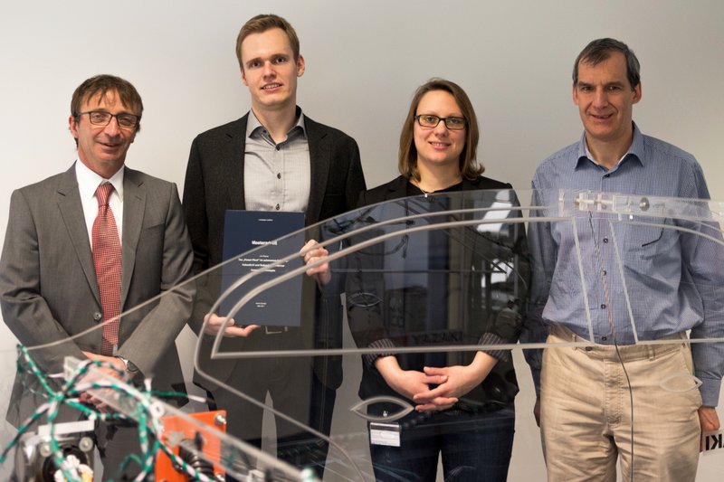 Erster Absolvent des Studiengangs Bordnetzentwicklung: Marco Conrads (2. v. links) mit seiner Betreuerin bei Yazaki Ute Roith (3. v. links), Studiengangsleiter Prof. Dr. Mathias Rausch und dem Betreuer an der Hochschule Prof. Götz Roderer (links).