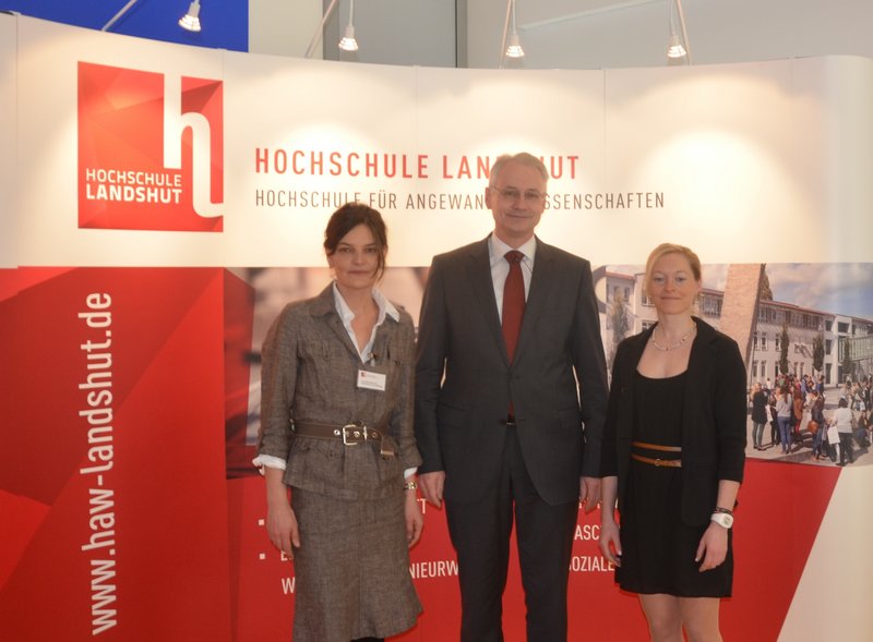 Prof. Dr. Karl Stoffel mit den Organisatorinnen Bianca Martolock (li.) und Julia Röckl