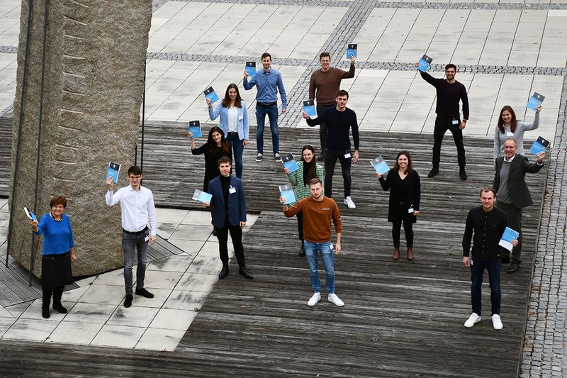 Die studentischen Autoren des jüngsten Bandes der Reihe Landshut Leadership erhielten ein Exemplar des Buches von Prof. Dr. Petra Tippmann-Krayer (Dekanin Fakultät ET/WI) überreicht.