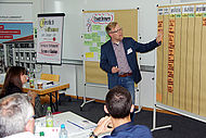Prof. Dr. Holger Timinger erläutert die Funktionsweise von Kanbanboards.