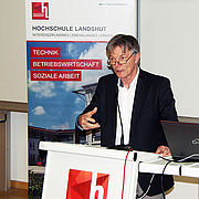 Kritisch setzte sich Dr. Alfons Hämmerl mit der "Beschleunigung" auseinander.