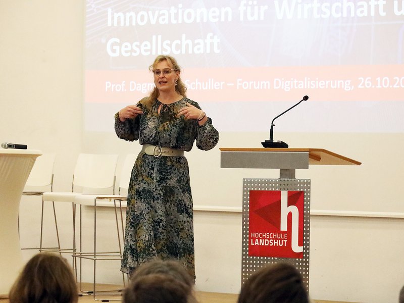 Das Potenzial der KI positiv nutzen, dafür plädierte Prof. Dagmar Schuller in ihrem Vortrag. 