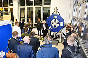 In Laborführungen konnten sich die Teilnehmer/-innen ein Bild von der technischen Ausstattung des Leichtbau Kompetenzzentrums der Hochschule Landshut machen.