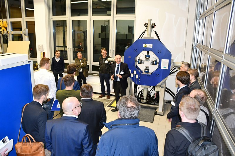 In Laborführungen wurde die technische Ausstattung des Leichtbau Kompetenzzentrums der Hochschule Landshut gezeigt. 