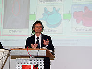 Prof. Dr. Norbert Babel (Hochschule Landshut) bei seinem Vortrag „CAE meets Medicine“.