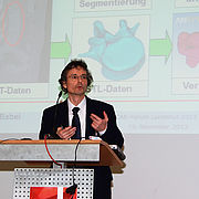 Prof. Dr. Norbert Babel (Hochschule Landshut) bei seinem Vortrag „CAE meets Medicine“.