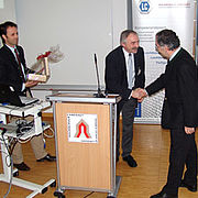 Die LLC-Initiatoren, Marc Bicker (links) und Prof. Dr. Otto Huber, bedankten sich bei Hochschulpräsident Prof. Dr. Erwin Blum für sein Engagement für den Leichtbau.