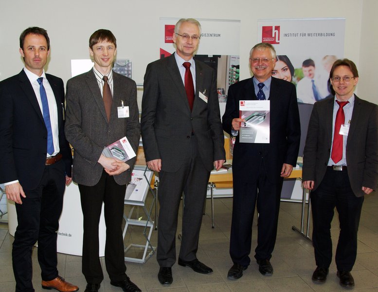 Regierungspräsident Heinz Grunwald (2.v.r.) mit Hochschulpräsident Prof. Dr. Karl Stoffel (mitte), Marc Bicker und Prof. Dr. Artem Ivanov (beide Cluster Mikrosystemtechnik) und Prof. Dr. Rupert Schreiner (Ostbayerische Technische Hochschule Regensburg)