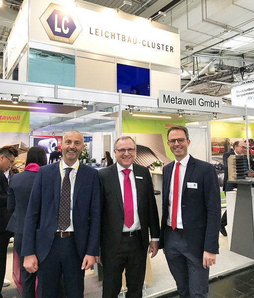 Ministerialrat Werner Loscheider (BMWi, v.l.n.r) am LC-Gemeinschaftsstand mit Marc Bicker (Leichtbau-Cluster) und Herbert Fährrolfes (Metawell GmbH).