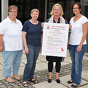 Bei der Übergabe der Spende: Prof. Dr. Sigrid Bathke und Alois Gerbl (Münchner Aidshilfe e.V.).