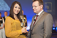 Preisübergabe an Gül Dinc durch Prof. Dr. Erich Bauer, Präsident der Hochschule Amberg-Weiden.