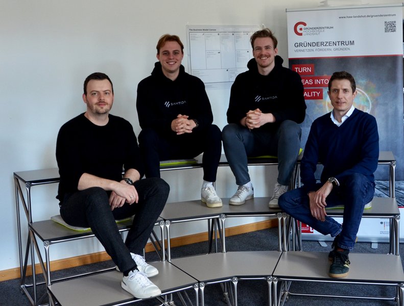 Foto des Startups SAMTIDA mit Michael Vogel und Markus Hofer vom Gründerzentrum der Hochschule Landshut