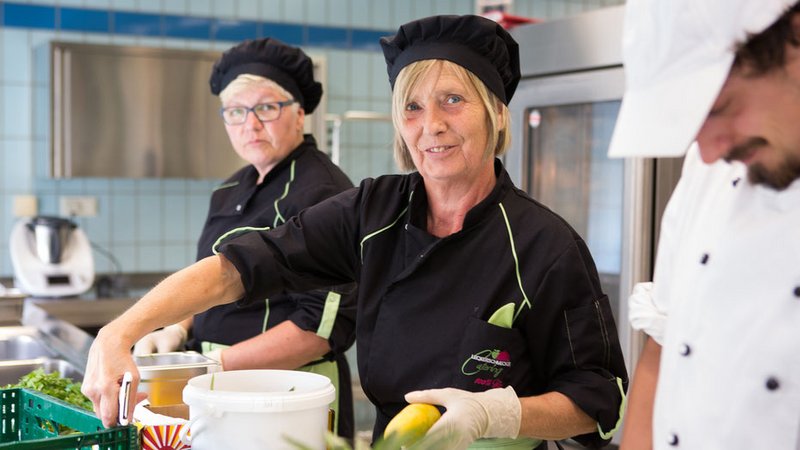 Mitarbeiter*innen in der Küche von LeckerSchmecker Catering