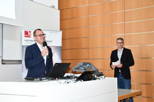 Hochschulvizepräsident Prof. Dr. Marcus Jautze (links) und Prof. Dr. Tim Rödiger bei der Begrüßung der Teilnehmer/innen.