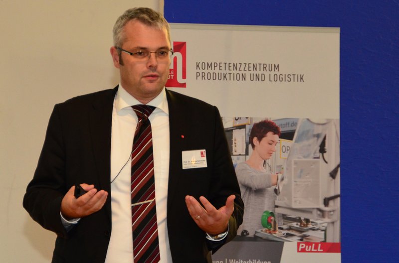 Jubilar und Institutsleiter Prof. Dr. Marcus Schneider gab einen Rück- und Ausblick zum Forschungsschwerpunkt der Hochschule Landshut