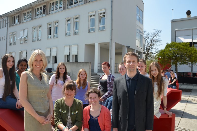 Prof. Dr. Isabel Vollmuth und Axel Oßner (Lehrer am Gymnasium Seligenthal) mit den Schülerinnen, die sich an dem Projekt beteiligen