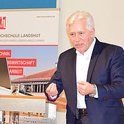 Jürgen Kunz explained how digitalisation will change businesses during his visit to Landshut University of Applied Sciences.