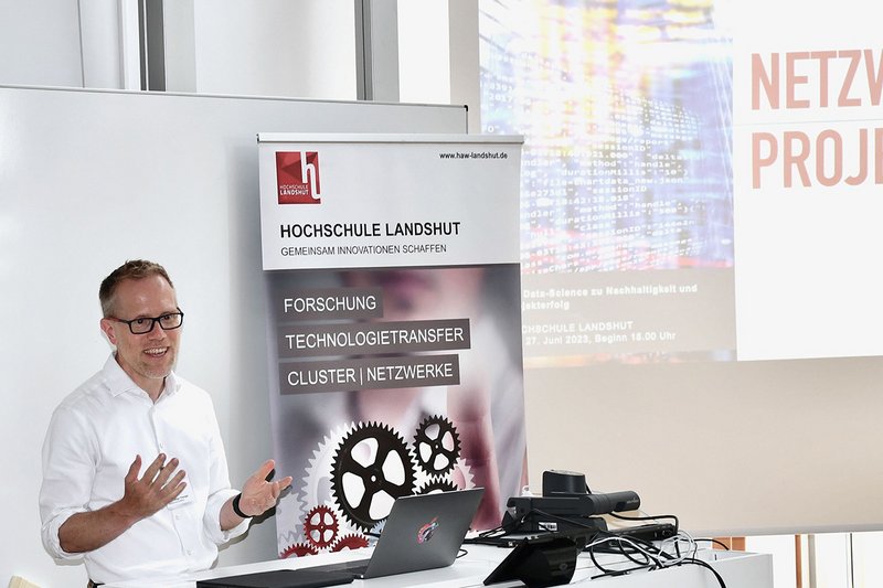 Die Forschungsaktivitäten des Institut for Data and Process Science (IDP) erläuterte Prof. Dr. Holger Timinger. 