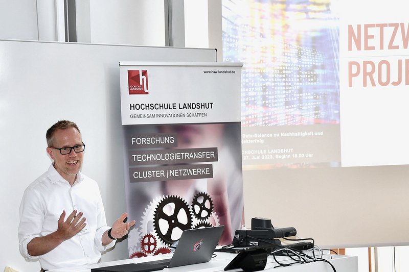 [Translate to Englisch:] Die Forschungsaktivitäten des Institut for Data and Process Science (IDP) erläuterte Prof. Dr. Holger Timinger. 