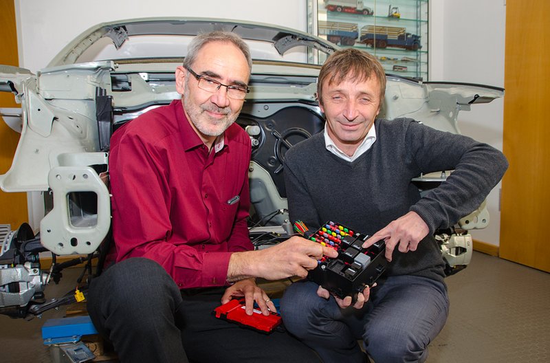Prof. Dr. Jürgen Gebert (li.) und Prof. Götz Roderer sind die beiden neuen Stiftungsprofessoren im Masterstudiengang Bordnetzentwicklung an der Hochschule Landshut