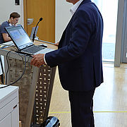 Prof. Dr. Josef Hofmann bei seinem Vortrag, der live übertargen wurde.