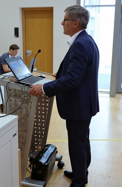 Prof. Dr. Josef Hofmann bei seinem Vortrag, der live übertargen wurde.