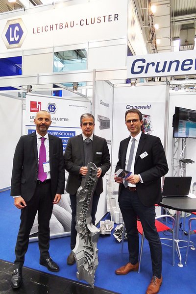 (v.l.n.r.) Ministerialrat Werner Loscheider (Bundesministerium für Wirtschaft und Energie in Berlin) mit Dr. Joachim Gundlach (Leiter Vertrieb der Grunewald GmbH & Co. KG, Bocholt) und Marc Bicker (Manager Leichtbau-Cluster) am LC-Gemeinschaftsstand.