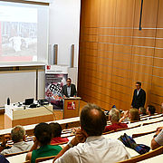 Die Teilnehmer/-innen begrüßte Hochschul-Vizepräsident Prof. Dr. Marcus Jautze, rechts Prof. Dr. Tim Rödiger, der durch die Veranstaltung führte.