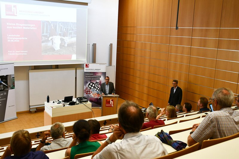 Die Teilnehmer/-innen begrüßte Hochschul-Vizepräsident Prof. Dr. Marcus Jautze, rechts Prof. Dr. Tim Rödiger, der durch die Veranstaltung führte.