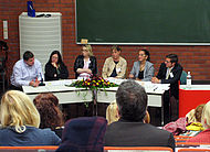 Die Landshuter Studierenden gewannen Einblicke in die internationale Arbeit, hier das von Prof. Dr. Borrmann (rechts) moderierte rount table-Gespräch.