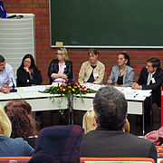 Die Landshuter Studierenden gewannen Einblicke in die internationale Arbeit, hier das von Prof. Dr. Borrmann (rechts) moderierte rount table-Gespräch.