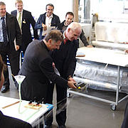 Laborleiter Prof. Dr. Karl Reiling (links) mit Vizepräsident Prof. Dr. Joachim Knappe bei der Eröffnung des Labors Klebtechnik und Verbundwerkstoffe