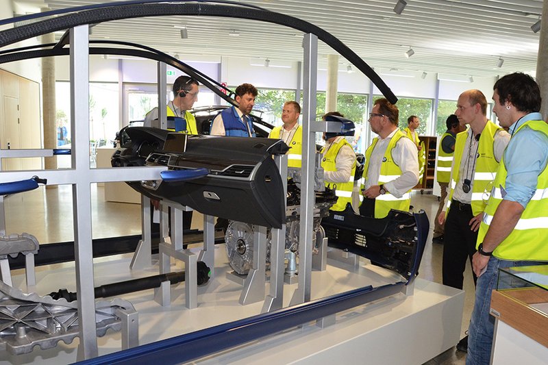 Dr. Andreas Fent (BMW Group) mit Teilnehmern der Führung durch die Leichtmetallgießerei der BMW Group Landshut. (Foto: Bayern Innovativ)