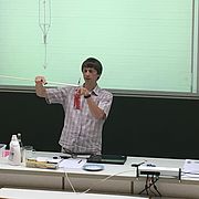 Wie kann man einen Bleistift auf der Spitze balancieren? Prof. Dr. Ivanov zeigte, wie es geht. 