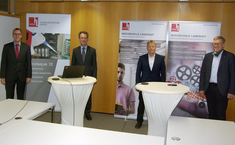 Die Beteiligten bei der Veranstaltung (v.l.n.r.): Prof. Dr. Markus Jautze, Hochschulpräsident Prof. Dr. Fritz Pörnbacher, Dr. Uwe Behmel, Prof. Dr. Josef Hofmann (Sprecher Forschungsschwerpunkt Energie)