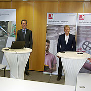 Die Beteiligten bei der Veranstaltung (v.l.n.r.): Prof. Dr. Markus Jautze, Hochschulpräsident Prof. Dr. Fritz Pörnbacher, Dr. Uwe Behmel, Prof. Dr. Josef Hofmann (Sprecher Forschungsschwerpunkt Energie)