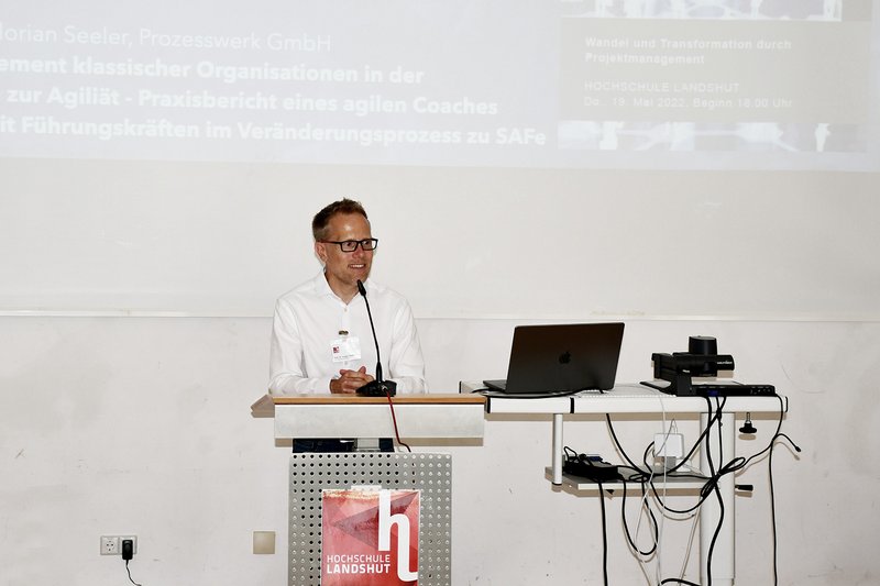 Prof. Dr. Holger Timinger bei der Begrü8ung der Teilnehmer/-innen.