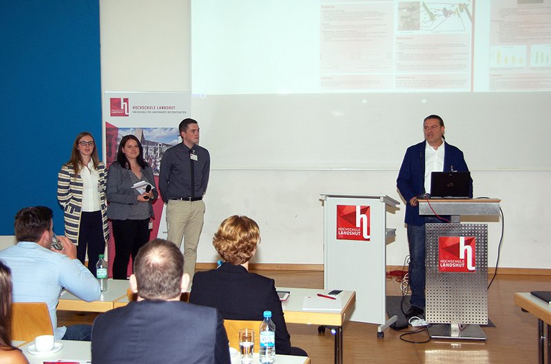 Martin Kahles (stv. Leiter Entwicklungsabteilung, Albrecht GmbH) mit den Studierenden des Praxisprojektes aus der Orthopädietechnik.