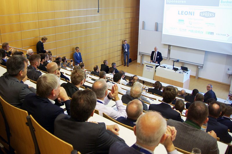 Voller Hörsaal bei der Begrüßung durch Hochschulpräsident Prof. Dr. Karl Stoffel.