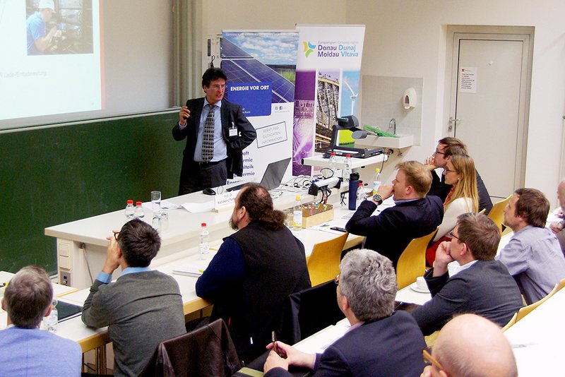 Prof. Dr. Karl-Heinz Pettinger gab einen Einbick in den aktuellen Stand der Batteriespeicherforschung.