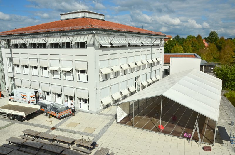 Bis zu 100 weitere Sitzplätze stehen auch dieses Wintersemester im Mensazelt der Hochschule Landshut übergangsweise zur Verfügung