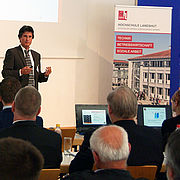 Prof. Dr. Karl-Heinz Pettinger bei seinem Vortrag über Batteriespeichertechnologie.