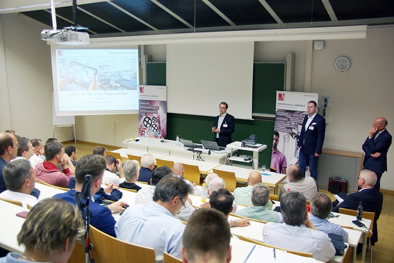 Rege Diskussion nach den Vorträgen, die Referenten mit Prof. Dr. Christian Seel (links).
