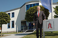 Prof. Dr. Karl Stoffel vor dem Technologiezentrum Energie (TZE) in Ruhstorf an der Rott.