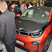 Blickfang im Foyer: der neue BMW i3 wurde von den Gästen unter die Lupe genommen