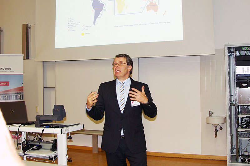 Prof. Dr. Arlt bei seinem Vortrag zum Energiesystem. (Arial, 12 Pt.)