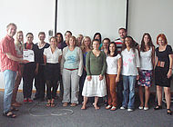 Prof. Dr. Ohling (rechts) mit den Studierenden bei der Übergabe der Ergebnisse an Dr. Lu Kolbinger (links).
