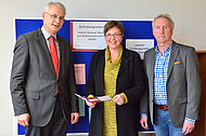 Stolz auf das erste Institut an der Hochschule Landshut: (v.li.) Hochschulpräsident. Prof. Dr. Karl Stoffel, Institutsleiterin Prof. Dr. Barbara Thiessen und stellvertretender Institutsleiter Prof. Dr. Hubert Beste