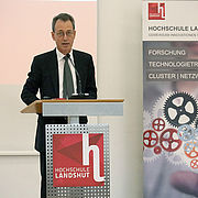 Hochschulpräsident Prof. Dr. Fritz Pörnbacher begrüßte die rund 250 Telnehmer*innen.