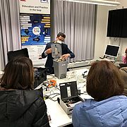 Bildquelle Marc Bicker: Laborbesichtigung des IoT Innovation Labs mit Prof. Dr. Khelil